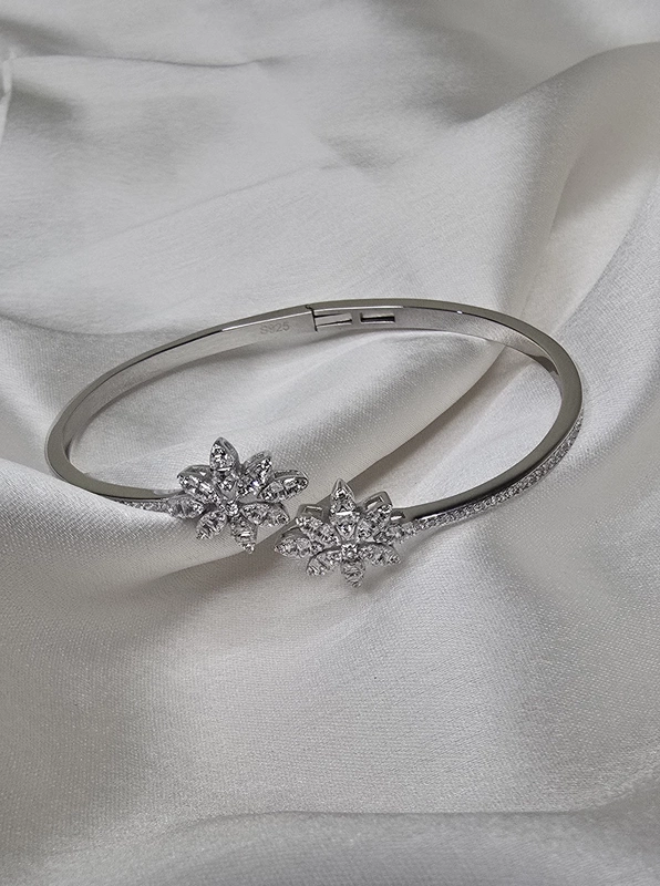Divaa Forever Kada Bracelet