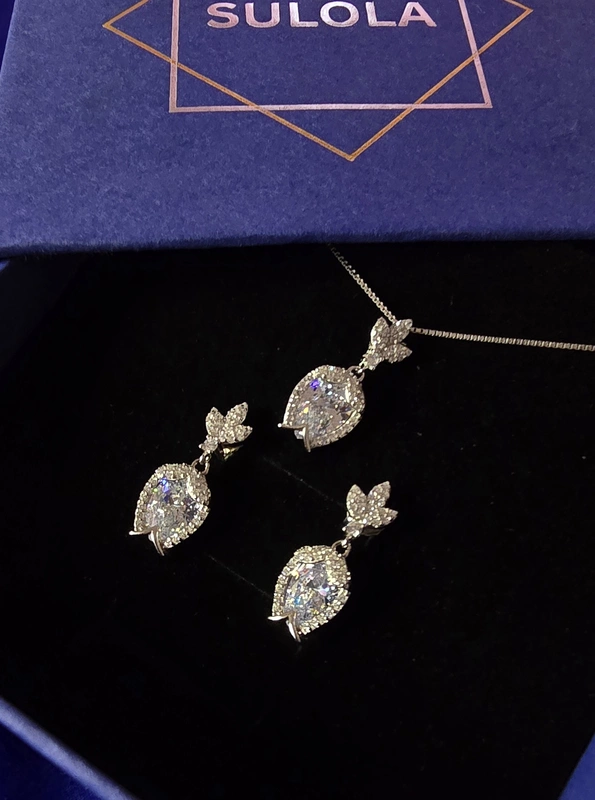 Diva Pendant Set