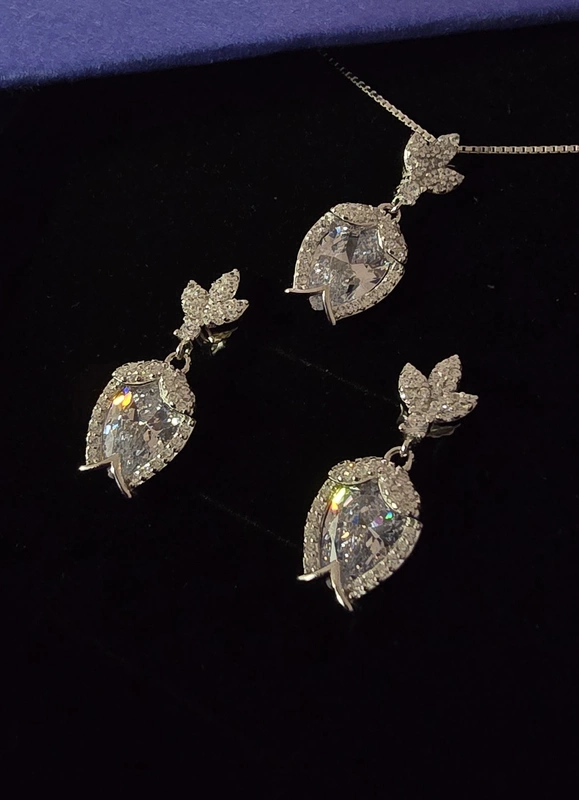 Diva Pendant Set