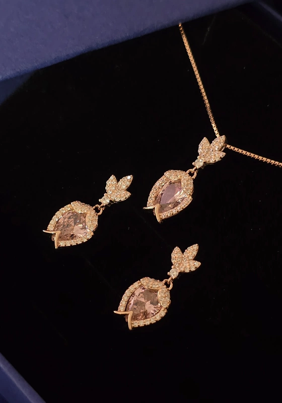 Diva Pendant Set
