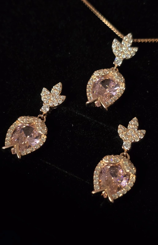 Diva Pendant Set